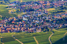 Vue aérienne de Ville viticole du nord à le quartier Rechtenbach in Schweigen-Rechtenbach dans le département Rhénanie-Palatinat, Allemagne