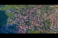 Vue aérienne de Vue d'ensemble du village depuis l'ouest à Oberotterbach dans le département Rhénanie-Palatinat, Allemagne