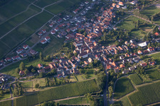 Vue aérienne de Vue des rues et des maisons des quartiers résidentiels à le quartier Pleisweiler in Pleisweiler-Oberhofen dans le département Rhénanie-Palatinat, Allemagne