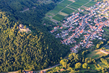 Vue aérienne de Château de Landeck au-dessus de la vallée de Klingbach à Klingenmünster dans le département Rhénanie-Palatinat, Allemagne