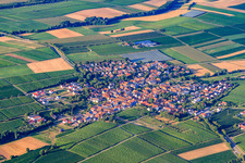 Vue aérienne de Vue d'ensemble du village depuis le sud-ouest à Impflingen dans le département Rhénanie-Palatinat, Allemagne