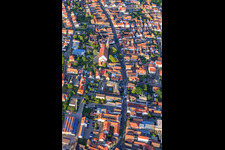 Vue aérienne de Rue principale supérieure à Herxheim bei Landau dans le département Rhénanie-Palatinat, Allemagne