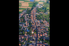Vue aérienne de Rue principale inférieure à Herxheim bei Landau dans le département Rhénanie-Palatinat, Allemagne