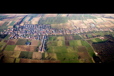 Vue aérienne de Perspective circonférentielle, mobile horizontalement à 360 degrés des champs agricoles et des terres agricoles à Freckenfeld dans le département Rhénanie-Palatinat, Allemagne