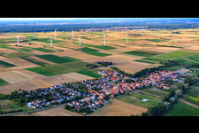 Vue du village depuis le sud-ouest à Herxheimweyher dans le département Rhénanie-Palatinat, Allemagne d'en haut