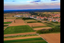 Vue aérienne de Vue de la ville depuis le nord-ouest à Rülzheim dans le département Rhénanie-Palatinat, Allemagne