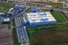 Nouveau bâtiment DBK David + Baader GmbH à Rülzheim dans le département Rhénanie-Palatinat, Allemagne du point de vue du drone