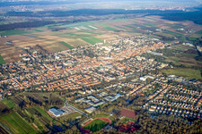 Du sud-ouest à Kandel dans le département Rhénanie-Palatinat, Allemagne du point de vue du drone