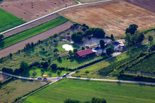 Vue aérienne de Ranch Wagner à le quartier Herxheim in Herxheim bei Landau dans le département Rhénanie-Palatinat, Allemagne