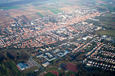 Vue oblique de Vue des rues et des maisons des quartiers résidentiels à Kandel dans le département Rhénanie-Palatinat, Allemagne