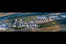 Vue aérienne de Panorama du parc de stockage d'huile minérale Tanquid à l'aérodrome à Speyer dans le département Rhénanie-Palatinat, Allemagne