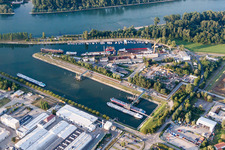 Vue aérienne de Quais et postes d'amarrage dans le bassin portuaire du Nouveau Port sur le Rhin à Speyer dans le département Rhénanie-Palatinat, Allemagne