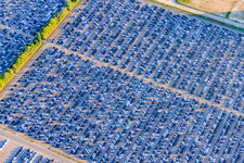 Vue aérienne de Daimler GLC et entrepôt automobile de MOSOLF Logistics & Services GmbH sur l'île de Grün à Germersheim dans le département Rhénanie-Palatinat, Allemagne