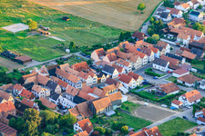 Rue principale à Herxheimweyher dans le département Rhénanie-Palatinat, Allemagne hors des airs