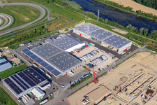 Vue aérienne de Halls et camions du groupe NUSS dans la zone industrielle d'Oberwald à Wörth am Rhein dans le département Rhénanie-Palatinat, Allemagne