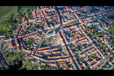 Vue aérienne de Rote-Tor-Straße x Schloßstraße avec l'église Sainte-Marie à Philippsburg dans le département Bade-Wurtemberg, Allemagne