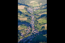Vue aérienne de Vue des rues et des maisons des quartiers résidentiels à le quartier Trösel in Gorxheimertal dans le département Hesse, Allemagne