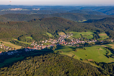 Vue aérienne de Sous-Abtsteinach du nord-ouest à le quartier Unter-Abtsteinach in Abtsteinach dans le département Hesse, Allemagne