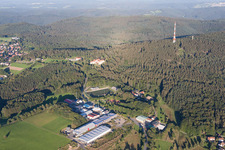 Vue aérienne de Zone commerciale et implantation d'entreprise avec Morton Extrusionstechnik GmbH au pied du mât de transmission à le quartier Ober-Abtsteinach in Abtsteinach dans le département Hesse, Allemagne