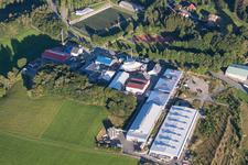 Vue aérienne de Zone commerciale et implantation d'entreprise avec Morton Extrusionstechnik GmbH au pied du mât de transmission à le quartier Ober-Abtsteinach in Abtsteinach dans le département Hesse, Allemagne