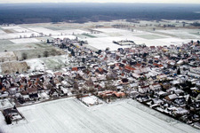 Freckenfeld dans le département Rhénanie-Palatinat, Allemagne vu d'un drone