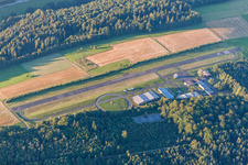 Vue aérienne de Piste avec zone de voie de circulation de l'aérodrome Aero-Club Odenwald eV à le quartier Steinbuch in Michelstadt dans le département Hesse, Allemagne