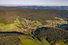 Vue aérienne de De l'est à le quartier Unter-Mossau in Mossautal dans le département Hesse, Allemagne