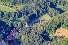 Vue aérienne de Église Heiligkreuz à le quartier Heiligkreuz in Weinheim dans le département Bade-Wurtemberg, Allemagne