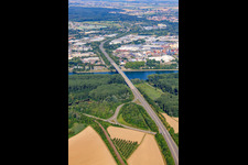 Vue aérienne de Pont Rudolf von Habsburg pour la B35 sur le Rhin à Germersheim dans le département Rhénanie-Palatinat, Allemagne