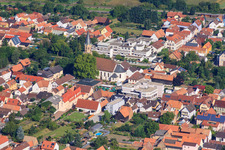 Vue aérienne de Administration municipale, Église Saint-Maurice et Fondation Braunsche à Rülzheim dans le département Rhénanie-Palatinat, Allemagne