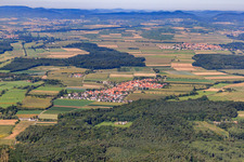 Vue aérienne de Vue d'ensemble de la ville depuis l'est à Erlenbach bei Kandel dans le département Rhénanie-Palatinat, Allemagne