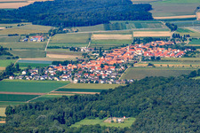 Vue aérienne de Vue d'ensemble de la ville depuis l'est à Erlenbach bei Kandel dans le département Rhénanie-Palatinat, Allemagne
