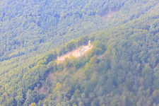 Ruines du château de Rietburg à Rhodt unter Rietburg dans le département Rhénanie-Palatinat, Allemagne vue d'en haut