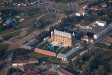Vue aérienne de Château de Gottesaue à le quartier Oststadt in Karlsruhe dans le département Bade-Wurtemberg, Allemagne