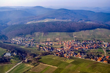 Vue aérienne de Du sud-est à le quartier Pleisweiler in Pleisweiler-Oberhofen dans le département Rhénanie-Palatinat, Allemagne