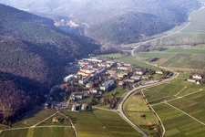 Clinique psychiatrique d'État de Landeck à Klingenmünster dans le département Rhénanie-Palatinat, Allemagne depuis l'avion