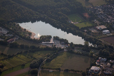 Vue aérienne de Lac de baignade de Buchtzig à le quartier Bruchhausen in Ettlingen dans le département Bade-Wurtemberg, Allemagne