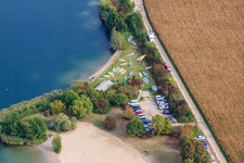 Vue aérienne de Véliplanchistes à la piscine extérieure à Jockgrim dans le département Rhénanie-Palatinat, Allemagne