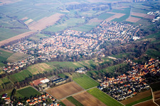 Quartier Billigheim in Billigheim-Ingenheim dans le département Rhénanie-Palatinat, Allemagne du point de vue du drone