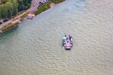 Vue aérienne de Ferry sur le Rhin Neuburgweier à le quartier Neuburg in Neuburg am Rhein dans le département Rhénanie-Palatinat, Allemagne