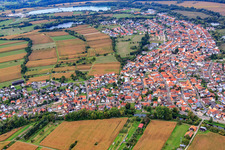 Vue aérienne de Vue du village depuis le sud-est à le quartier Neuburg in Neuburg am Rhein dans le département Rhénanie-Palatinat, Allemagne