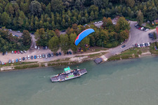 Vue aérienne de Le car-ferry Neuburg - Neuburgweier traverse le Rheinweier à Au am Rhein à le quartier Neuburg in Neuburg am Rhein dans le département Rhénanie-Palatinat, Allemagne