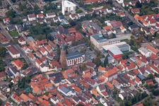 Vue aérienne de Église Saint-Georges avec place du marché, mairie et école primaire dans le centre historique à Kandel dans le département Rhénanie-Palatinat, Allemagne
