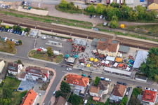 Vue aérienne de Fête du Federweise sur le parvis de la gare à Kandel dans le département Rhénanie-Palatinat, Allemagne