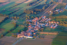 Vue du village depuis l'ouest à Hergersweiler dans le département Rhénanie-Palatinat, Allemagne d'en haut