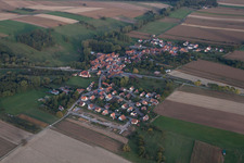 Vue aérienne de Champs agricoles et terres agricoles à Ingolsheim dans le département Bas Rhin, France