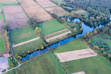 Vue aérienne de Fossés et canaux d'irrigation et de méloration dans les champs agricoles à Steinfeld dans le département Rhénanie-Palatinat, Allemagne