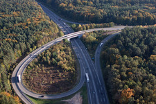 Vue aérienne de Tracé et voies le long de la sortie et de l'entrée d'autoroute du BAB A65 vers Kandel Sud et Strasbourg à Kandel dans le département Rhénanie-Palatinat, Allemagne