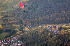 Vue aérienne de Château de Landeck avec parapentes à Klingenmünster dans le département Rhénanie-Palatinat, Allemagne