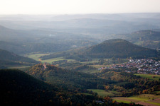 Vue d'oiseau de Busenberg dans le département Rhénanie-Palatinat, Allemagne
